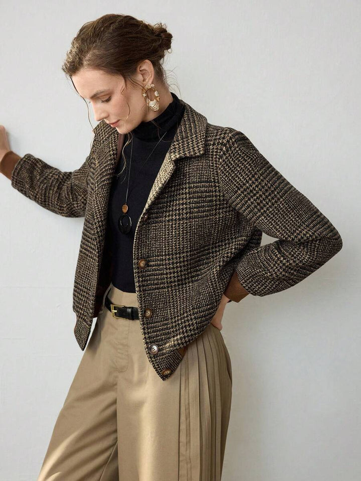 Elegante kurze Damenjacke in Dunkelbraun, ideal für stilvolle Herbst-Outfits. Klassischer Schnitt, perfekt für jeden Anlass.