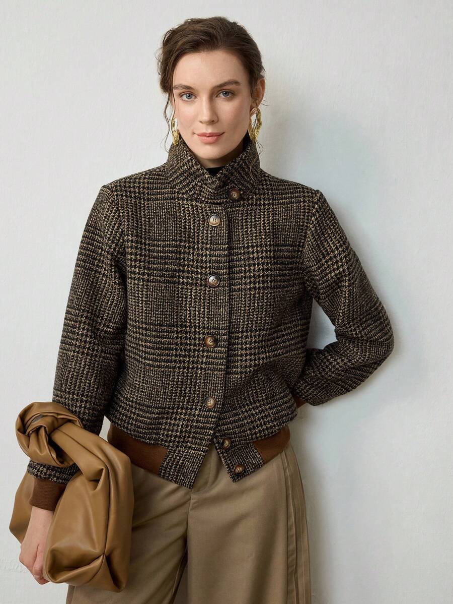 Schicke dunkelbraune Damen Kurzjacke, ideal für stilvolle Herbstmode. Vielseitig kombinierbar für Büro und Freizeit.