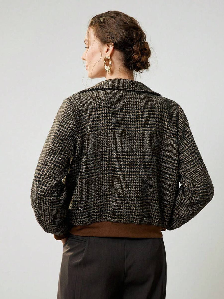 Stilvolle klassische Damen Herbstjacke in Dunkelbraun. Perfekte Kurzjacke für einen eleganten und modernen Look.