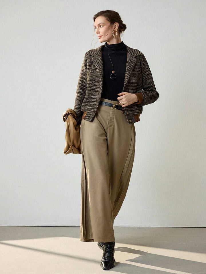 Komfortable dunkelbraune Damen Kurzjacke für den Herbst. Klassisches Design für elegante Freizeit- oder Büro-Looks.