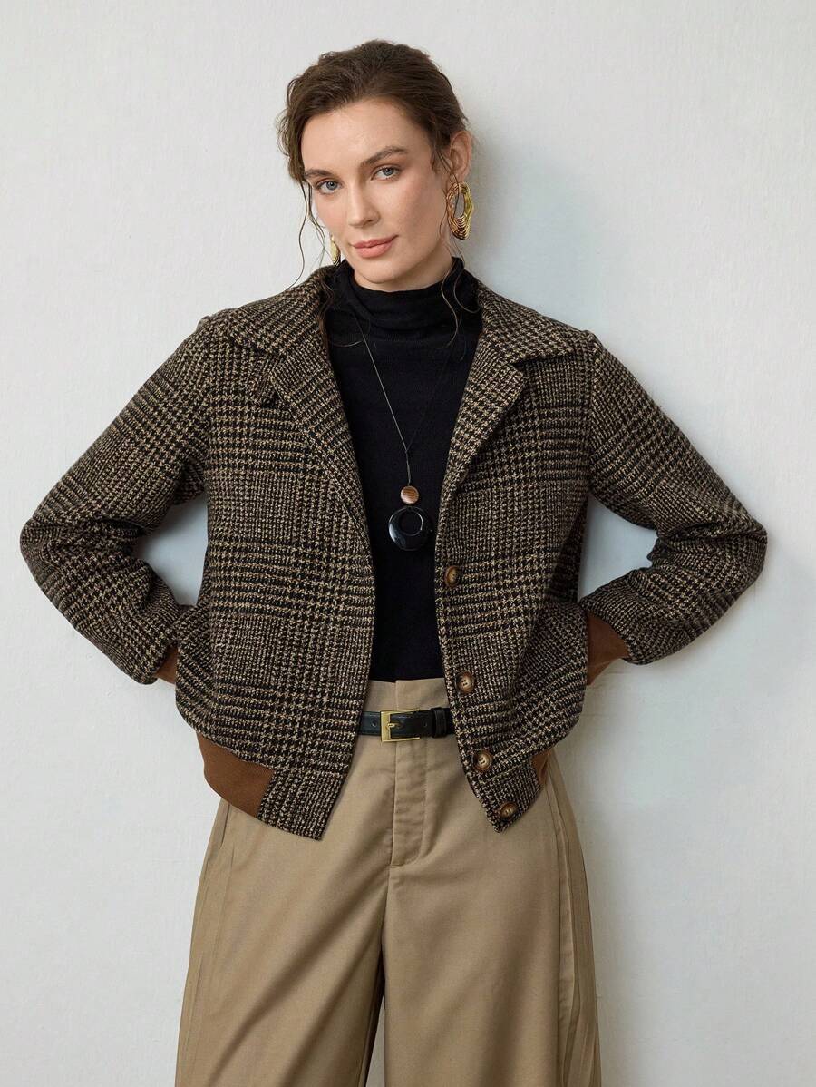 Trendige klassische dunkelbraune Damenjacke, die Eleganz und Herbstmode vereint. Perfekte Kurzjacke für stilvolle Outfits.