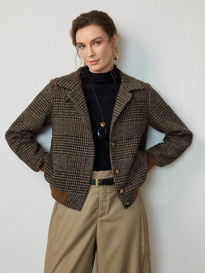 Trendige klassische dunkelbraune Damenjacke, die Eleganz und Herbstmode vereint. Perfekte Kurzjacke für stilvolle Outfits.