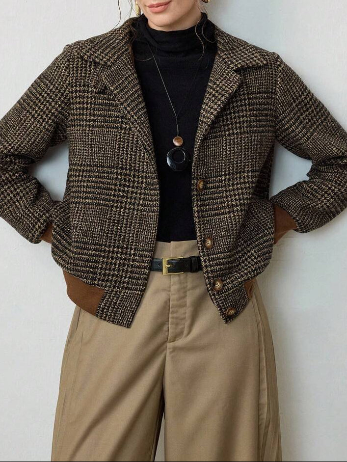 Klassische dunkelbraune Damen Kurzjacke für den Herbst. Elegant, stilvoll und vielseitig für Büro oder Freizeit.
