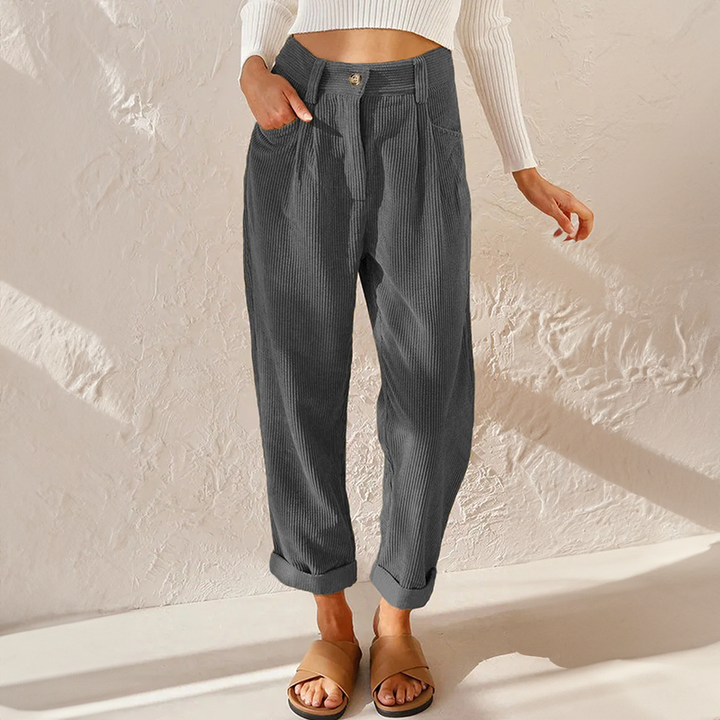 Zeitlose Damen Hose im Relaxed-Fit, High Waist Design, modern und komfortabel für jeden Anlass.