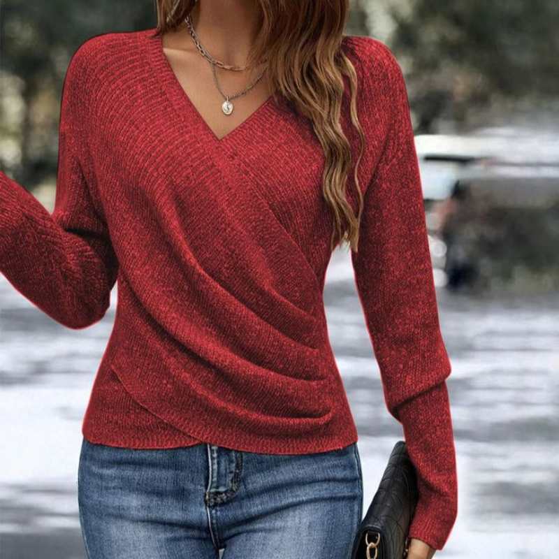 Model trägt Damen Nora Schicht-Pullover in Grau, betont elegante V-Ausschnitt-Linie. Komfortabler Strick für Herbst/Winter.