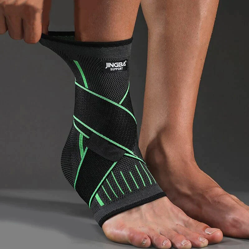 Nahaufnahme der FlexiFit Kompressions-Knöchelbandage in Grün-Schwarz, zeigt atmungsaktives Material und ergonomisches Design.