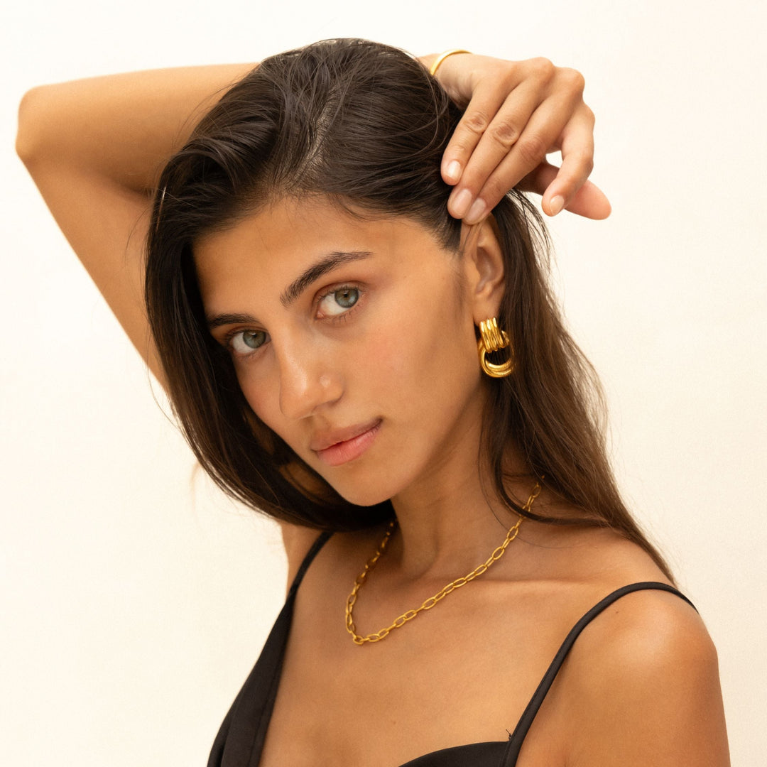 Wasserdichte, hypoallergene Gold Creolen für Damen. Robuste Statement-Ohrringe im chunky Look für Alltag.