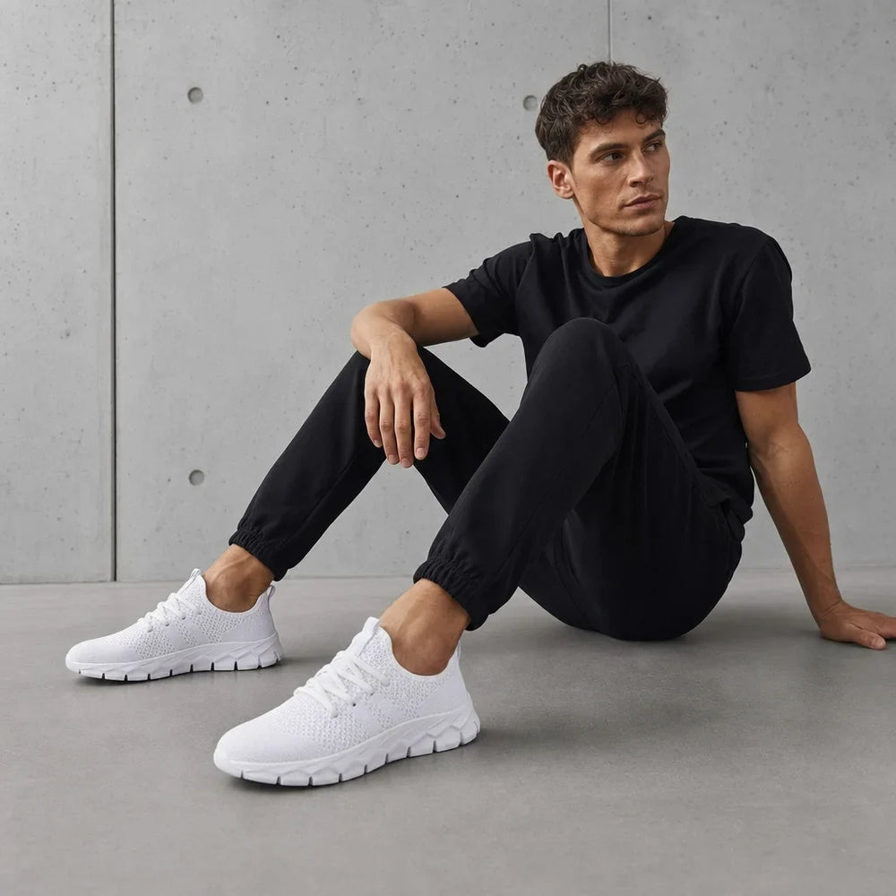 Nahaufnahme der atmungsaktiven Oberfläche der hellen Herren-Freizeitschnürschuhe, perfekt für den Sommer.