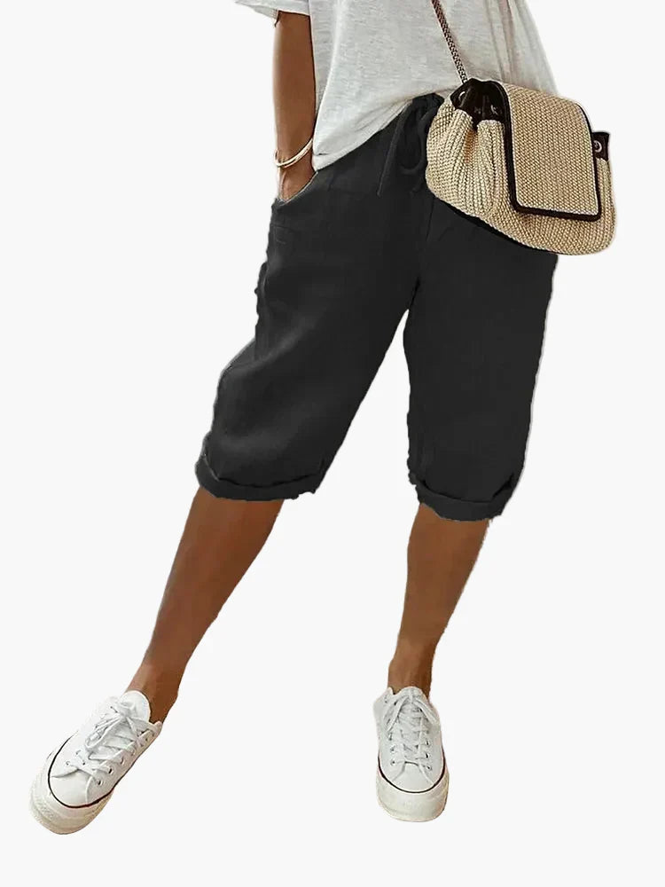 Elegante Damen Caprihose in Leinen-Optik. Diese modische Freizeithose hat einen Kordelzug und einen stylischen Umschlag-Saum.