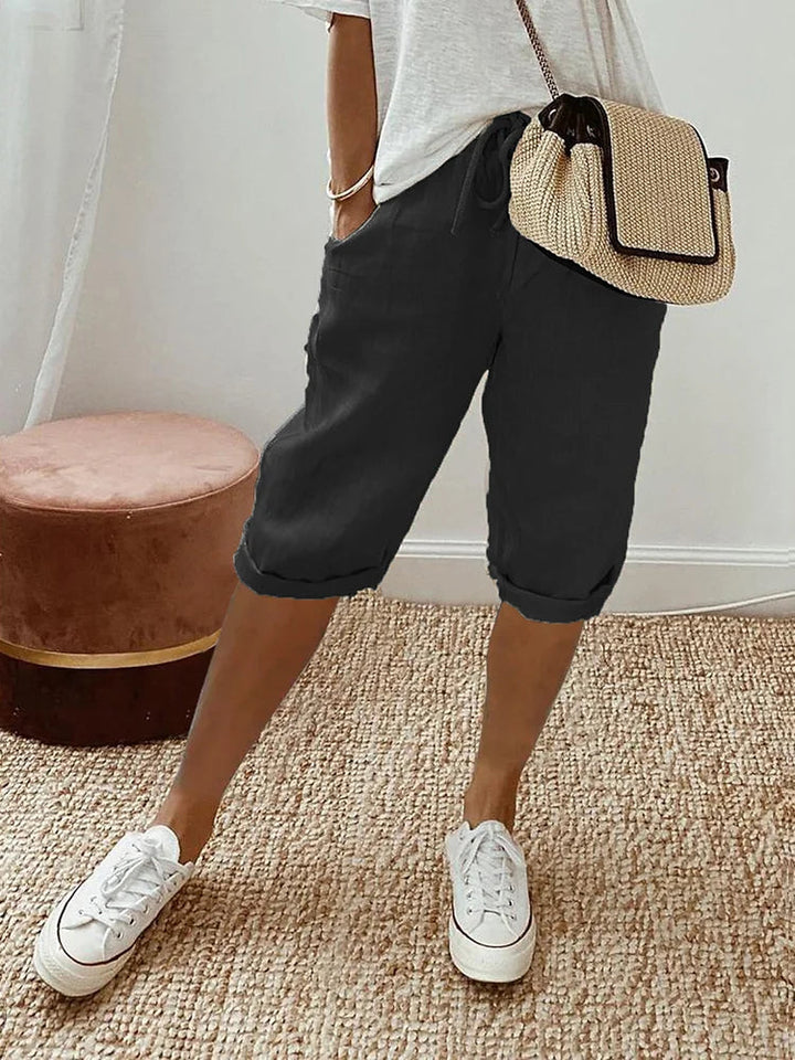 Beige Damen Freizeithose Sophie mit praktischen Taschen, ideal als Sommerhose, bequem & stilvoll.