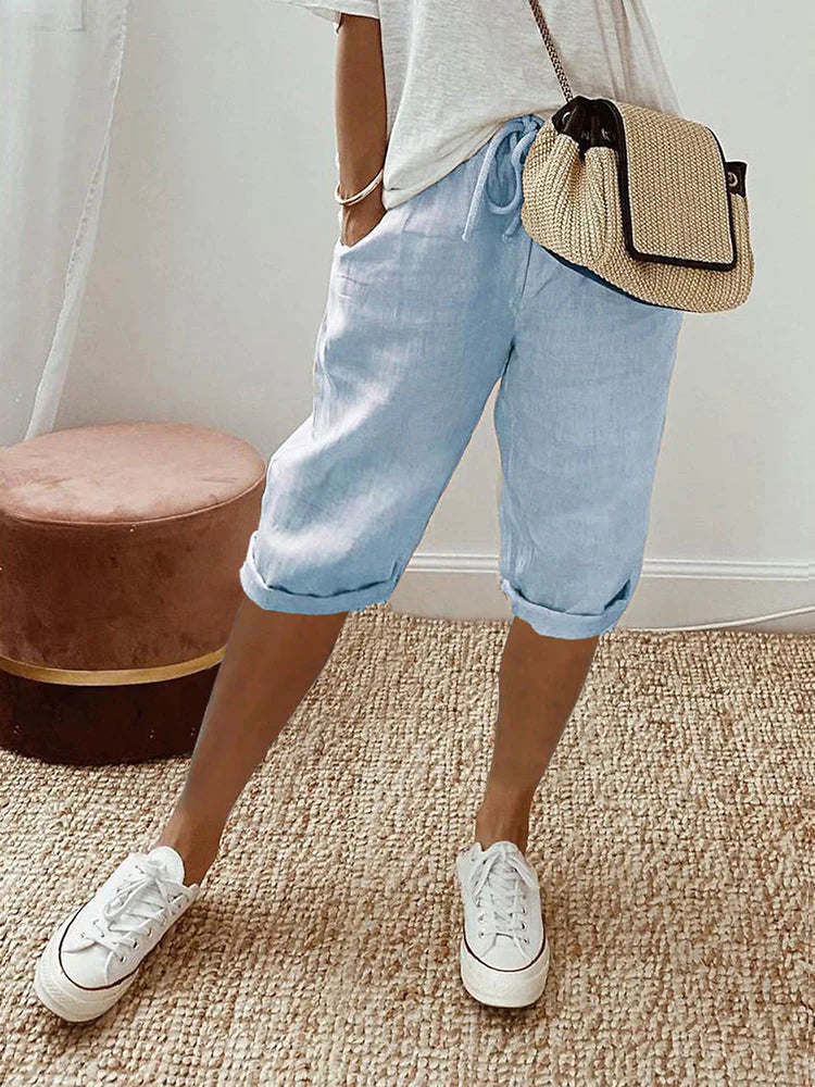 Grüne, bequeme Damen Caprihose für den Sommer, vielseitig kombinierbar für lässige Looks.