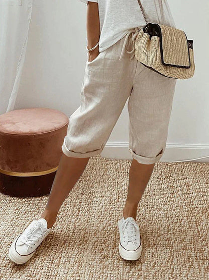 Blaue, lässige Damen Sommerhose Sophie, perfekt für Freizeit und Urlaub, bequem und atmungsaktiv.
