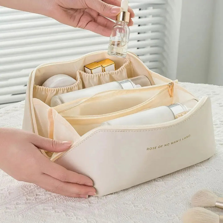 Geräumige Schminktasche für Damen, dient als Beauty Organizer für alle Make-up-Produkte auf Reisen.