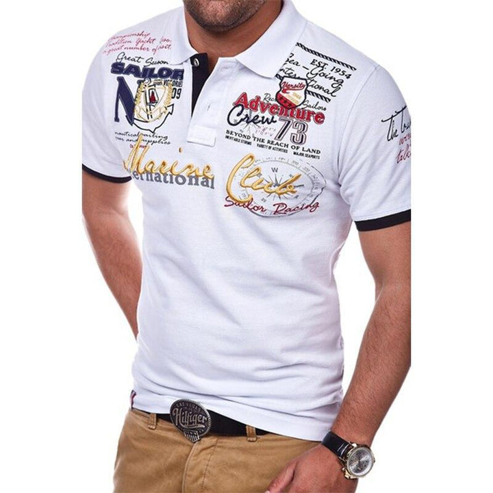 Elegantes Herren Slim Fit Poloshirt für Freizeit & Casual-Anlässe. Kurzarm Shirt mit auffälligem Statement Print.