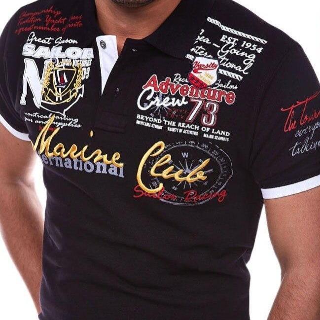 Modisches Herren Poloshirt Slim Fit in Kurzarm-Design. Stylisches Oberteil mit einzigartigem Statement Print & Polokragen.