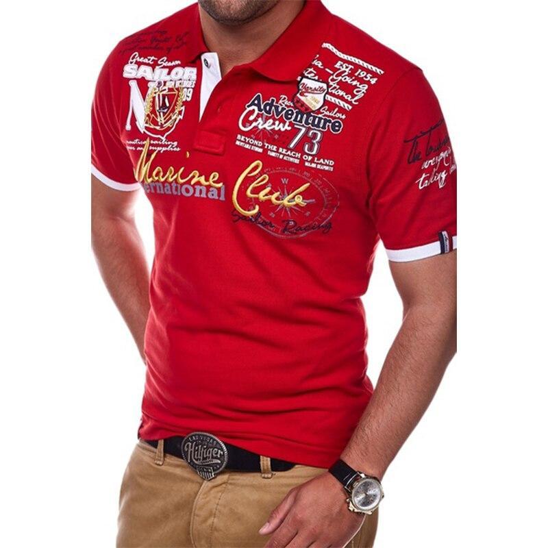 Enganliegendes Herren Kurzarm Poloshirt mit modernem Polokragen. Trendiges Oberteil mit farbigem Statement Print.