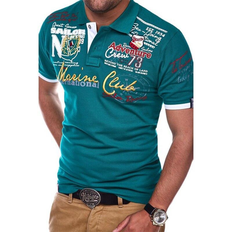 Herren Poloshirt Slim Fit mit markantem Statement Print. Kurzarm, stylisch & elegant für Freizeitmode.