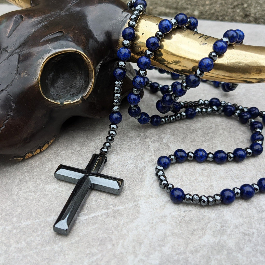 Herrenschmuck: Kreuz-Rosenkranz-Halskette mit ovalen Edelsteinen wie Tigerauge und Grauem Jaspis.