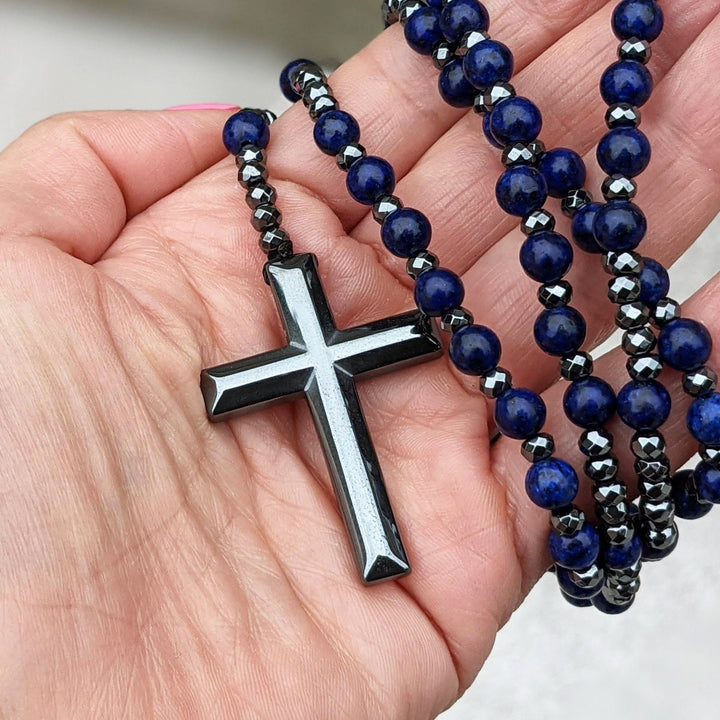 Stylische Herren-Kreuzhalskette, Rosenkranz mit Lapislazuli und Tigerauge, spirituelles Design.