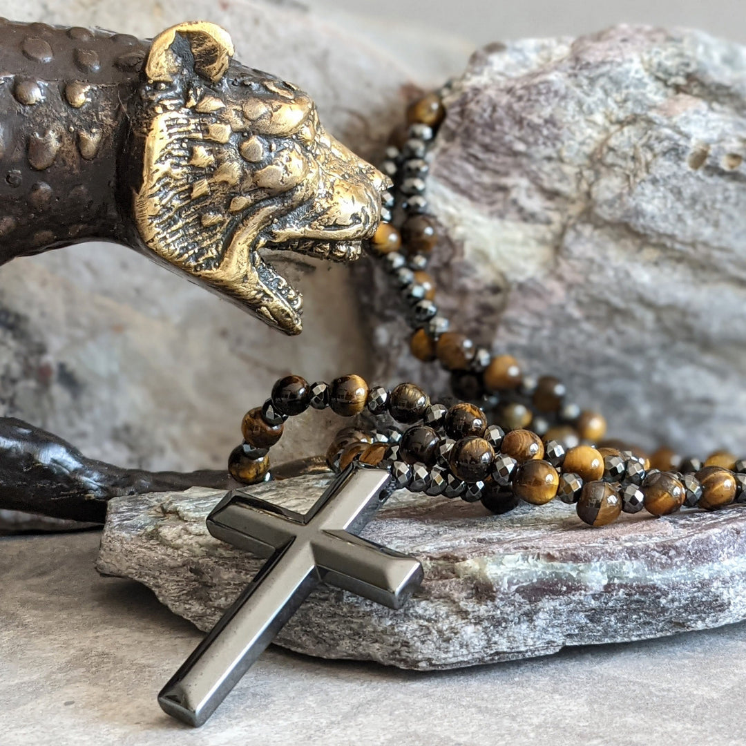 Herren Kreuz-Rosenkranz-Halskette mit glänzenden Tigerauge Edelsteinen, spiritueller Männerschmuck.