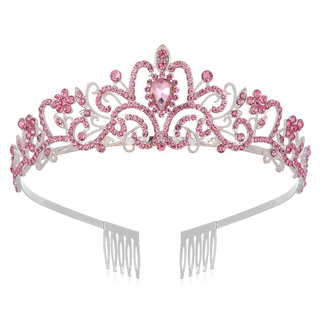 Zarte Vintage Kristallkrone; eleganter Haarschmuck mit funkelnden Steinen für klassische Looks.