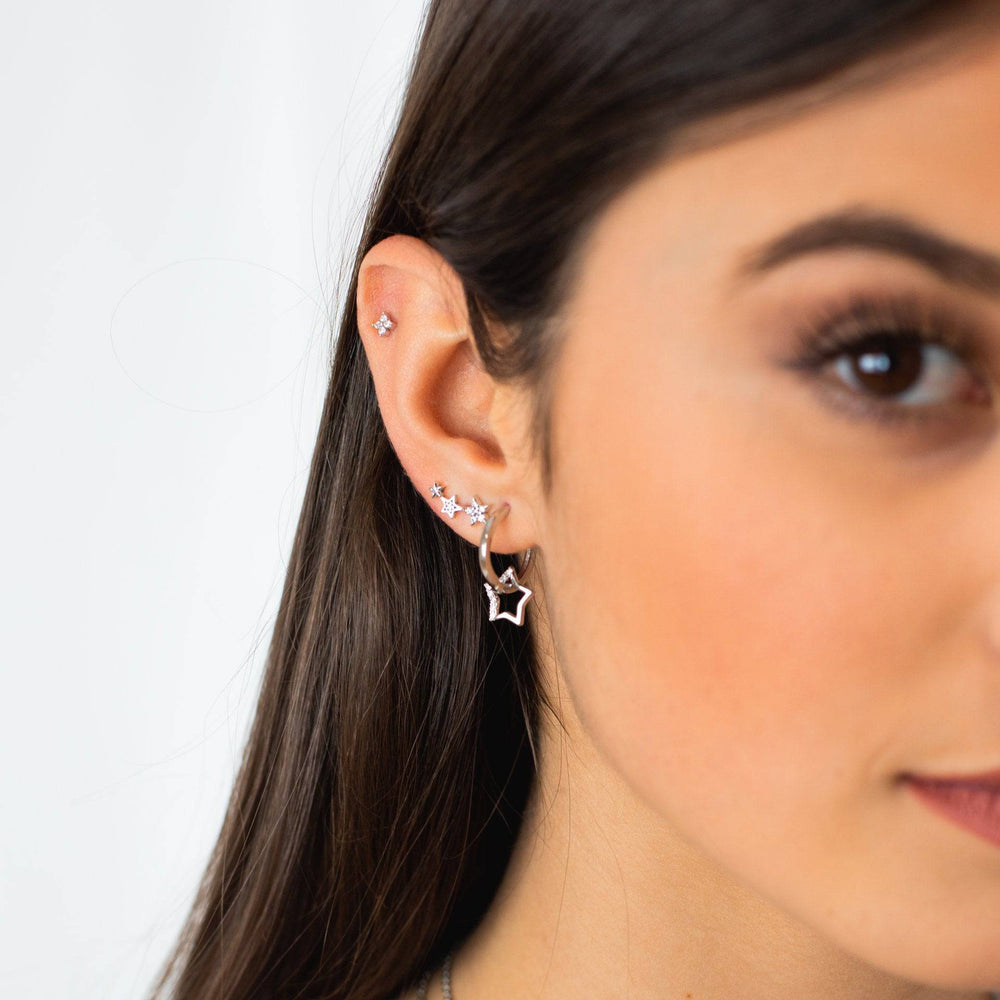 Filigrane Blumenohrstecker für Damen mit funkelnden Zirkonia Steinen. Aus hochwertigem Sterling Silber.
