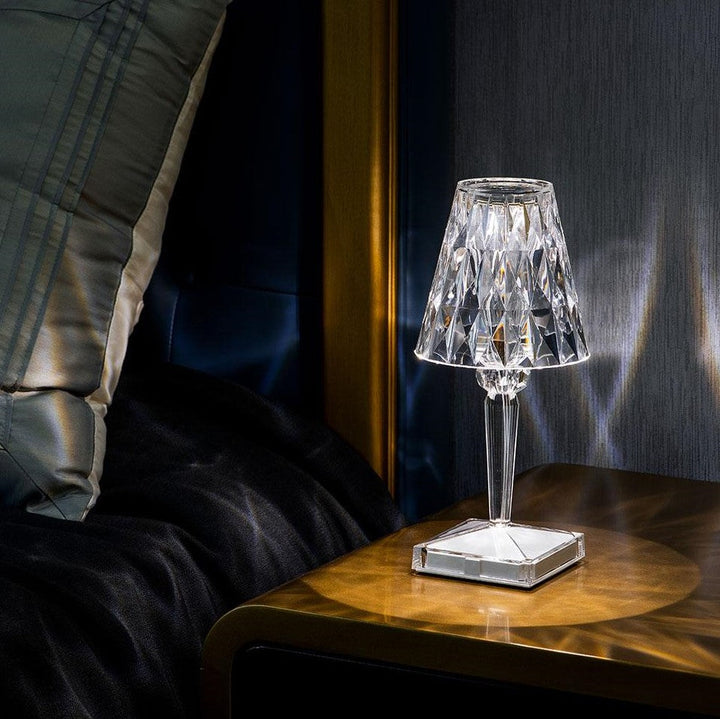 Moderne LED-Tischlampe in Kristall-Optik, akkubetrieben, ideal als Dekoleuchte für Ihr Zuhause.