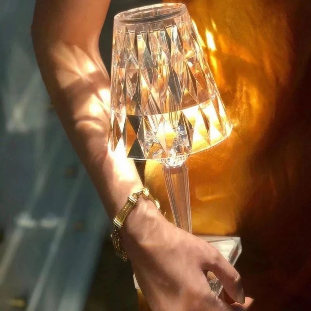 Schimmernde Kristall-Tischlampe, LED dimmbar, akkubetrieben, ideal für Akzentbeleuchtung.