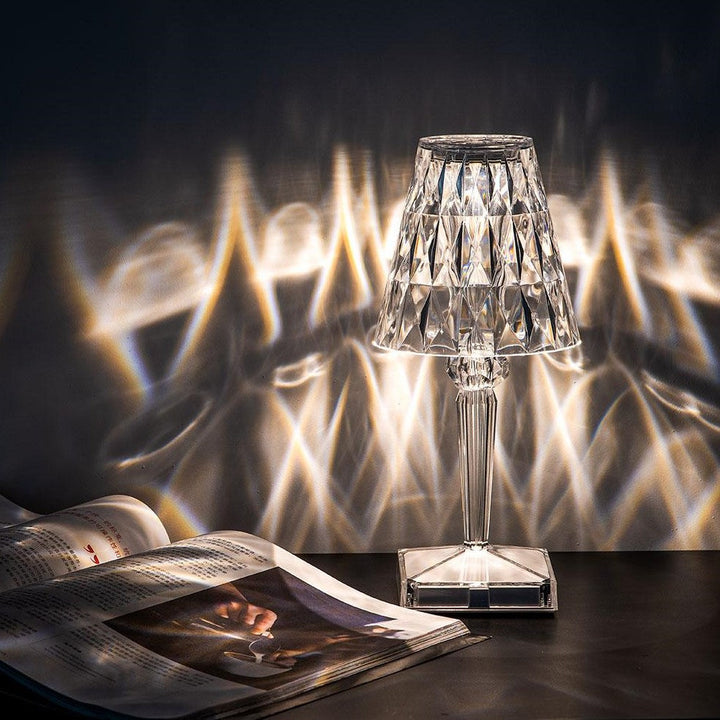 Elegante kabellose Kristalllampe, dimmbar via Touch, schafft warmes Ambiente im Schlafzimmer.