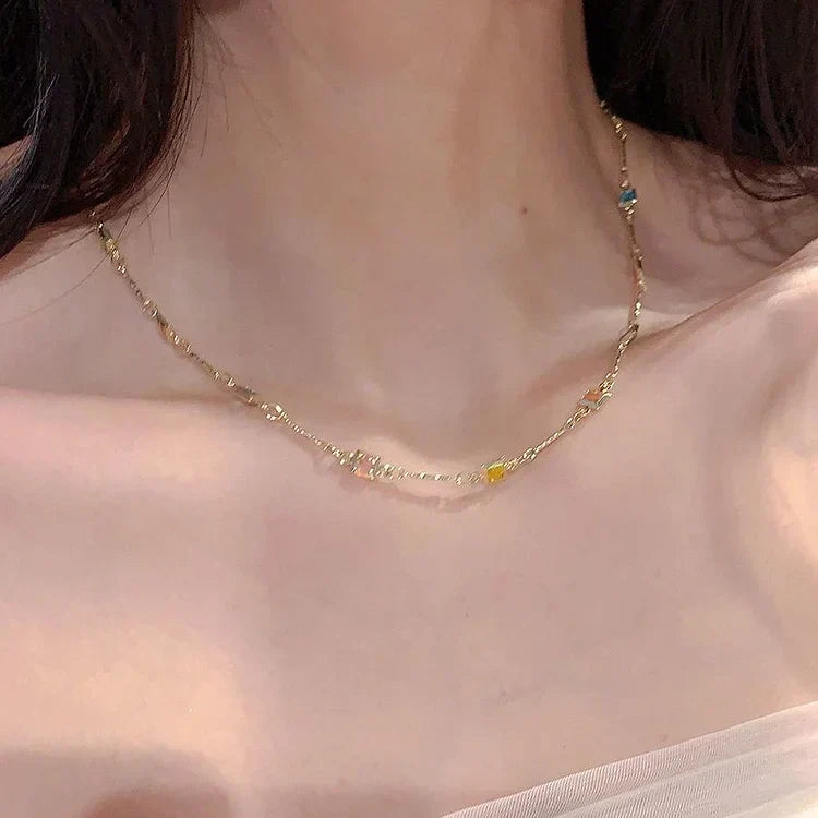 Zarte Goldhalskette für Damen mit lebhaften bunten Steinen. Hochwertiger Damenschmuck, vergoldetes Silber.