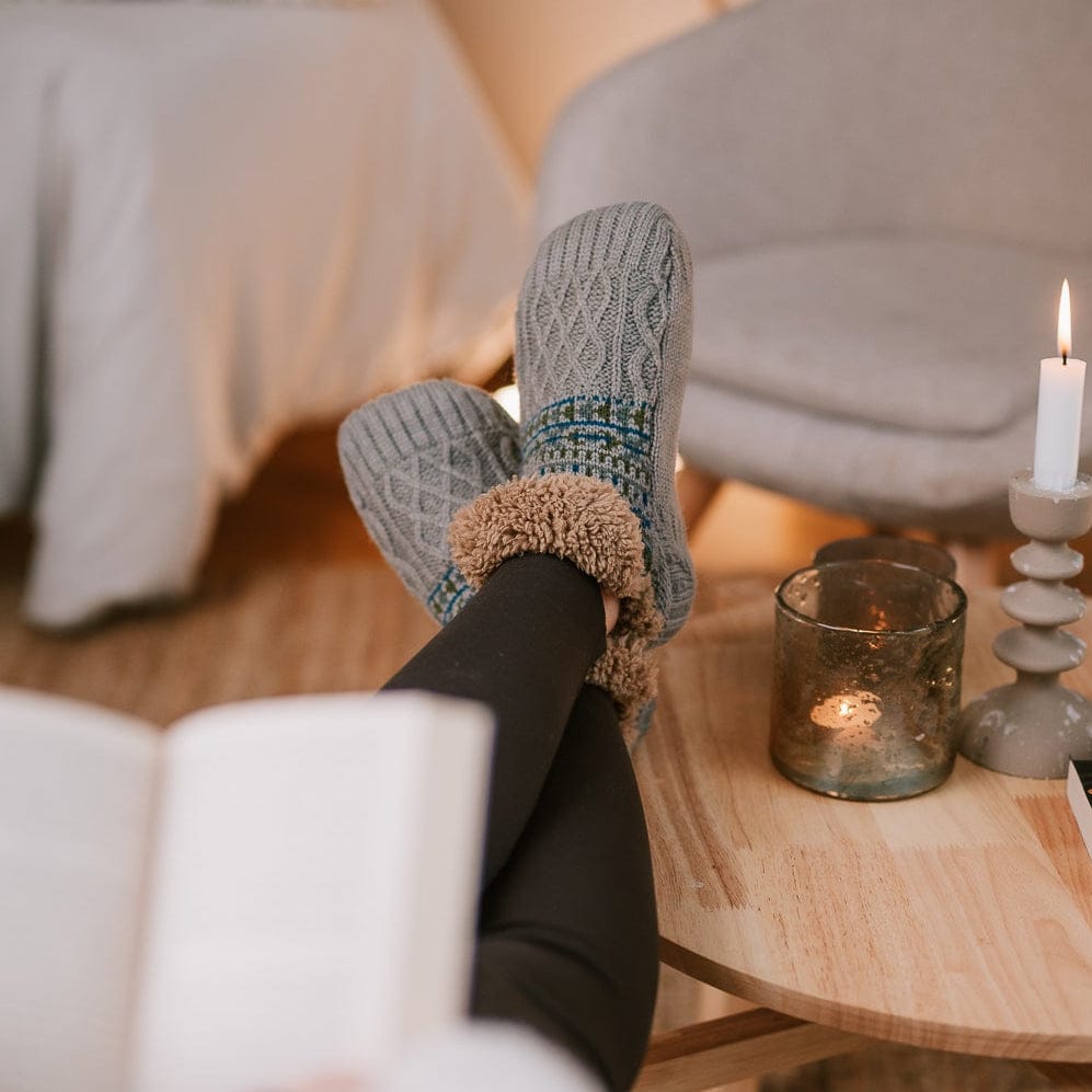 Rutschfeste Unisex Haussocken, super warm & weich. Flauschige Wintersocken in Rot für ein kuscheliges Zuhause.
