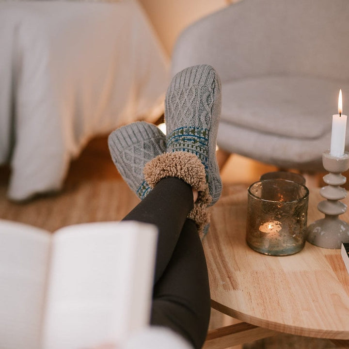 Rutschfeste Unisex Haussocken, super warm & weich. Flauschige Wintersocken in Rot für ein kuscheliges Zuhause.