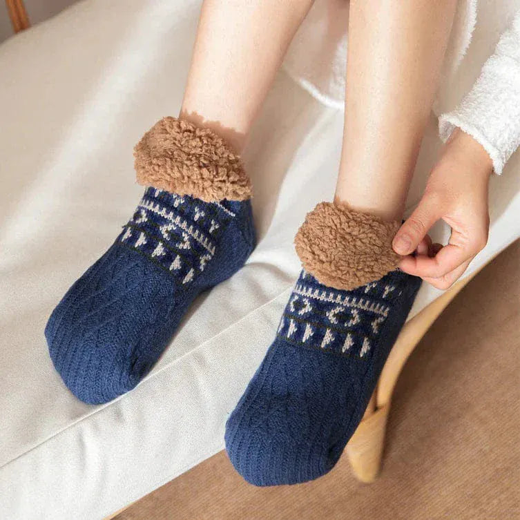 Extra warme Kuschelsocken, rutschfest & atmungsaktiv. Unisex Winterstrümpfe in Braun für Entspannung.