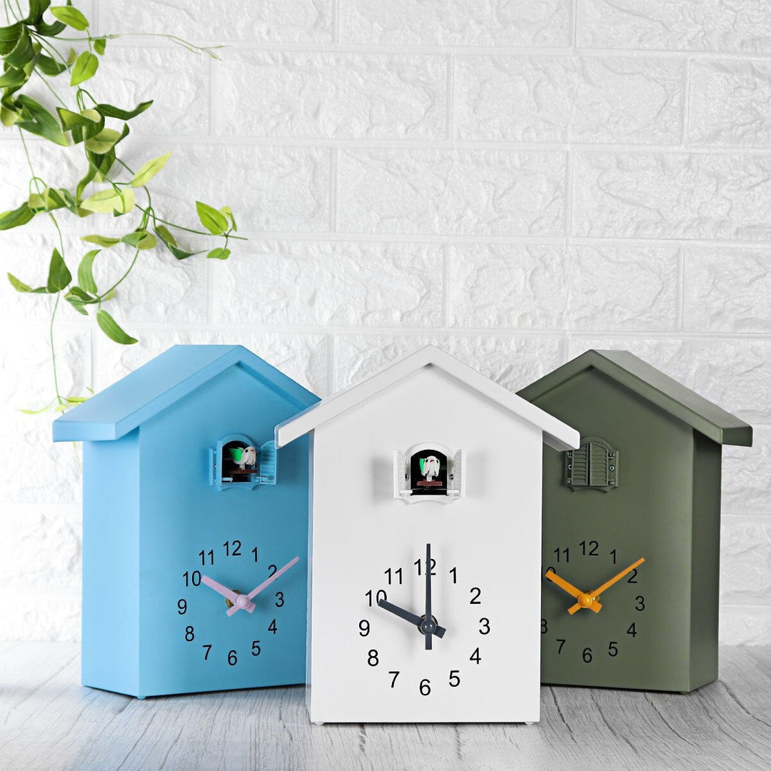 Elegante Kuckucksuhr für Ihr Zuhause. Zeitlose Wanduhr mit charmantem Design für Wohnzimmer-Dekoration.