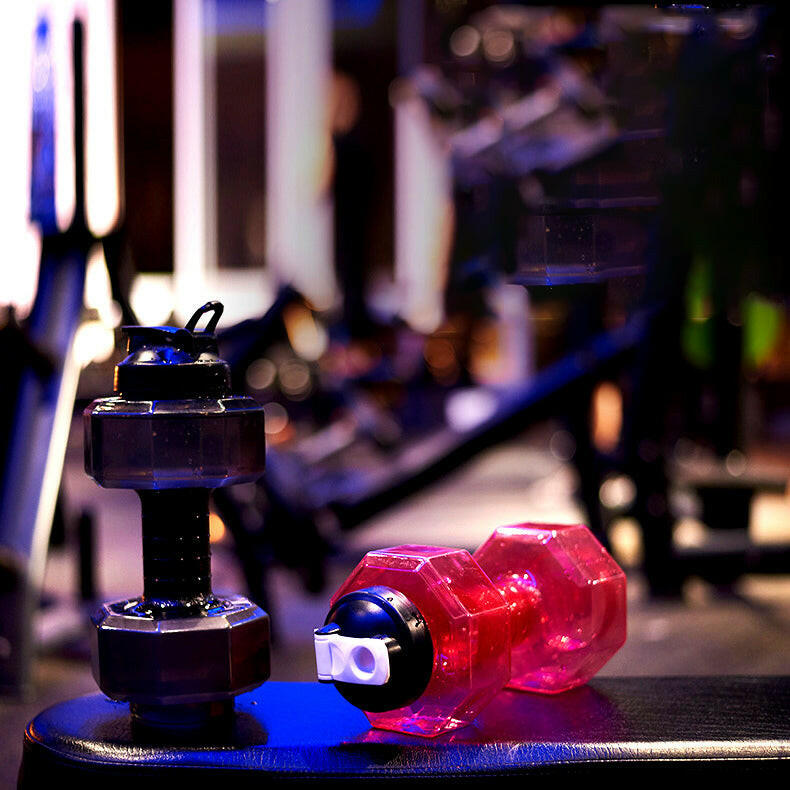 Ergonomische Hantel-Wasserflasche für Fitness-Training. Dein smartes Sportzubehör für unterwegs.