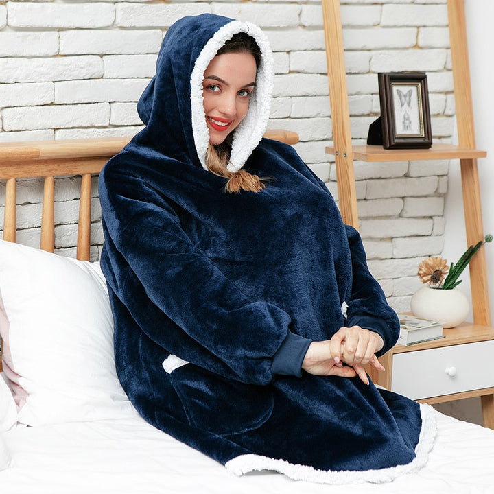 Warmer Kuschelhoodie, ideal für Wintertage auf dem Sofa, mit Kapuze und Taschen.