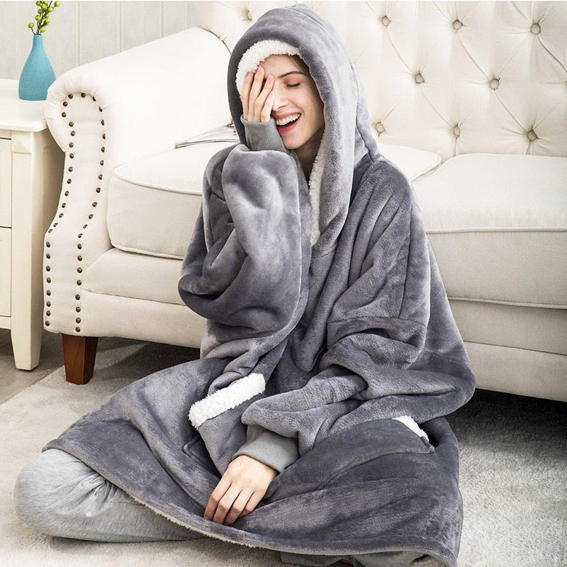 Unisex Kuschel Hoodie Decke in Grau, super weich und warm für gemütliche Abende zu Hause.