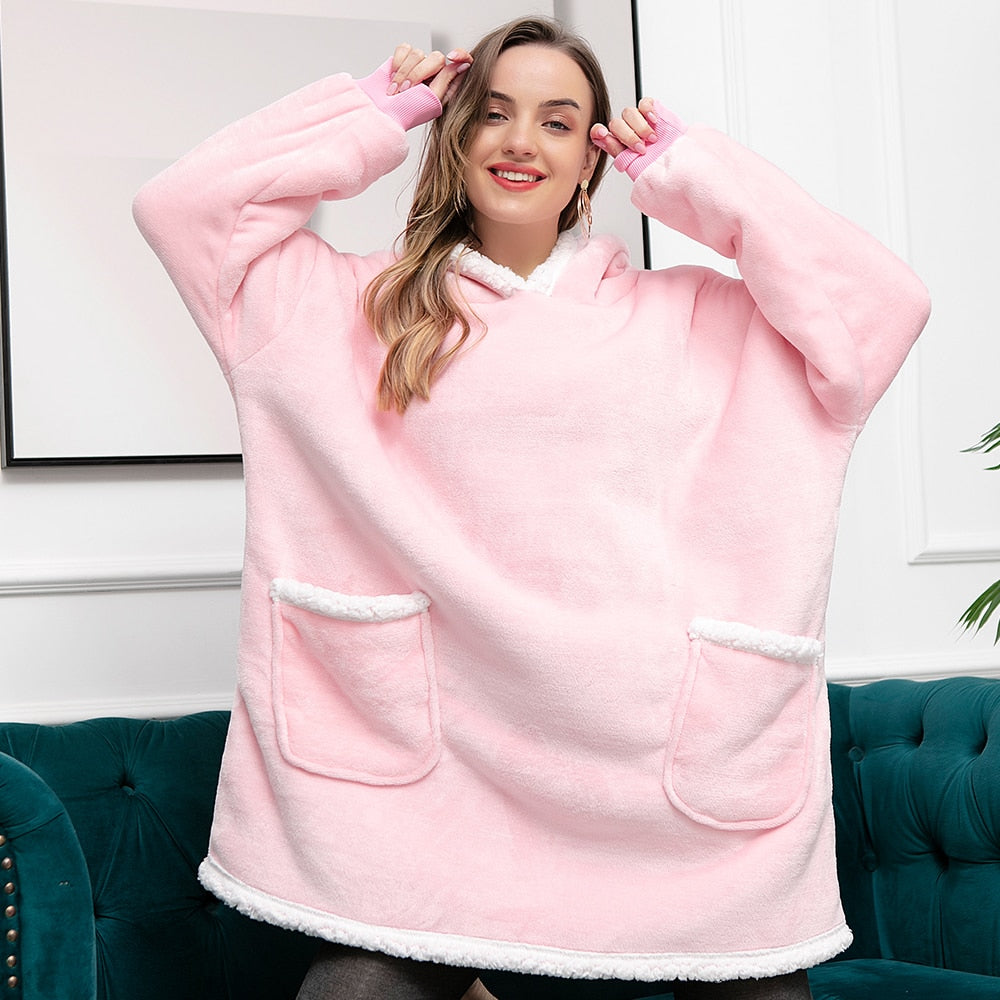 Unisex Winter-Decke als Hoodie, super warm und weich, mit praktischen Taschen.