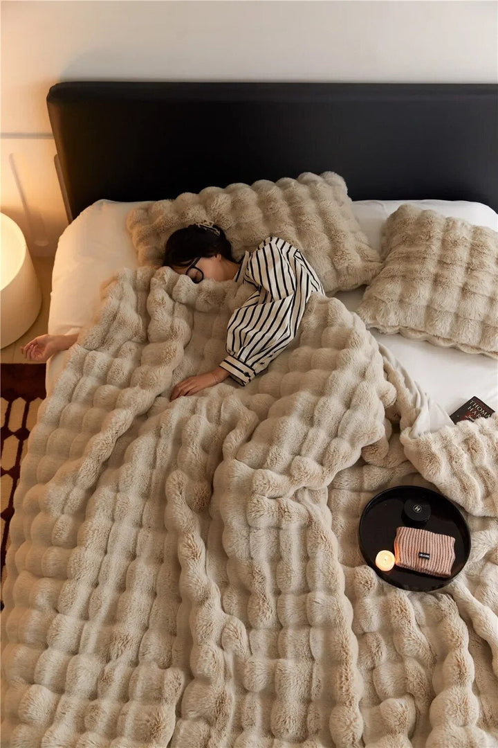 Weiche Plüschdecke für gemütliche Abende. Luxuriöse Kuscheldecke, warm & dekorativ für Wohn- oder Schlafzimmer.