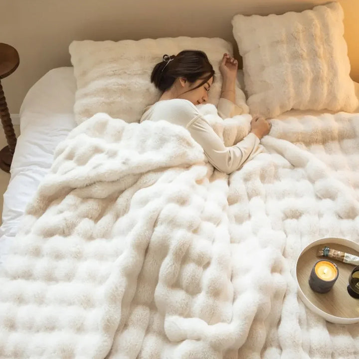 Hochwertige Kuscheldecke als Geschenkidee. Weiche Plüschdecke für Wärme & Stil in jedem Zuhause. Heimtextilien.