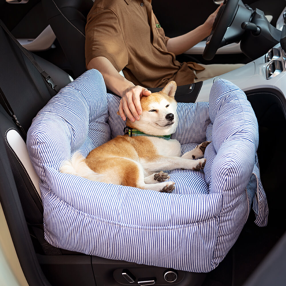 Hundebett fürs Auto: Gemütliches Hundereisebett mit Gurtbefestigung für sichere Fahrten.