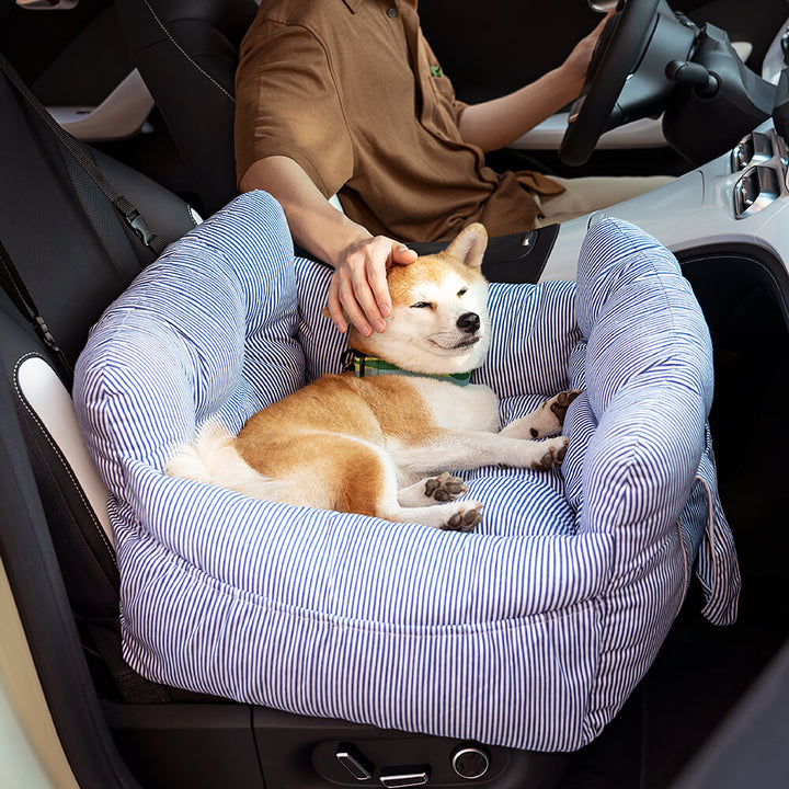 Hundebett fürs Auto: Gemütliches Hundereisebett mit Gurtbefestigung für sichere Fahrten.