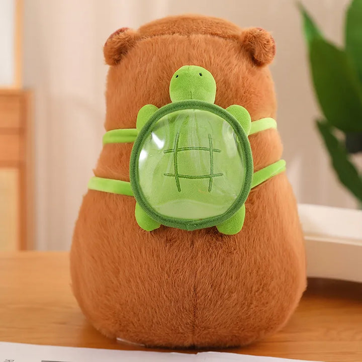 Einzigartiges Capybara Plüschtier mit detailliertem Schildkrötenrucksack. Das weiche Stofftier ist ein tolles Kinderspielzeug.