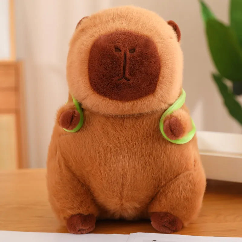 Flauschiges Capybara Plüschtier mit grünem Schildkrötenrucksack. Ein süßes Stofftier für Spielspaß und als Dekoelement.