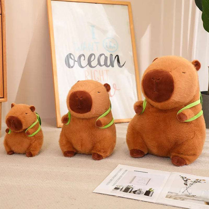 Detailansicht: Capybara Stofftier mit Schildkrötenrucksack. Weich, braun und perfekt als Dekoration oder Spielzeug.