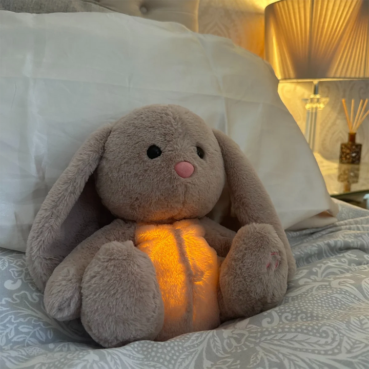 CalmPal Schlafhilfe Kuscheltier mit beruhigendem Nachtlicht & sanfter Musik; entspannendes Plüschtier für alle Altersgruppen.