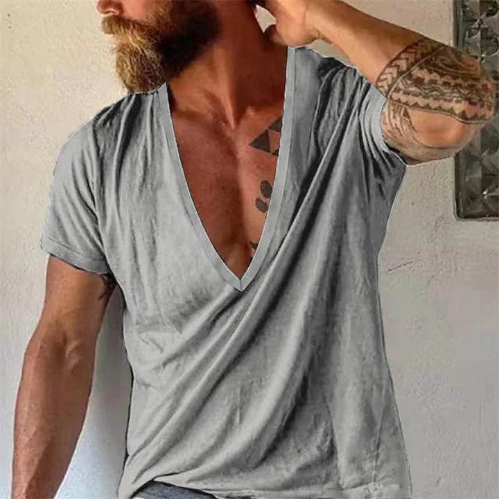 Modernes Herren Tief V-Ausschnitt Shirt, kurzärmlig, für einen entspannten Sommer-Look.