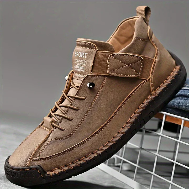 Innenansicht: Orthopädische Einlegesohle in Damen Walking Sneakern für optimale Fußgesundheit und Komfort.