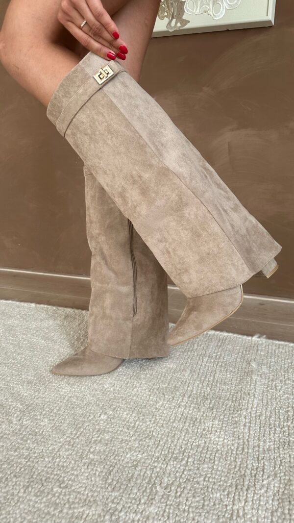 Bequeme kniehohe Damenstiefel mit Blockabsatz & Schnalle, optimal für den Alltag und besondere Anlässe.