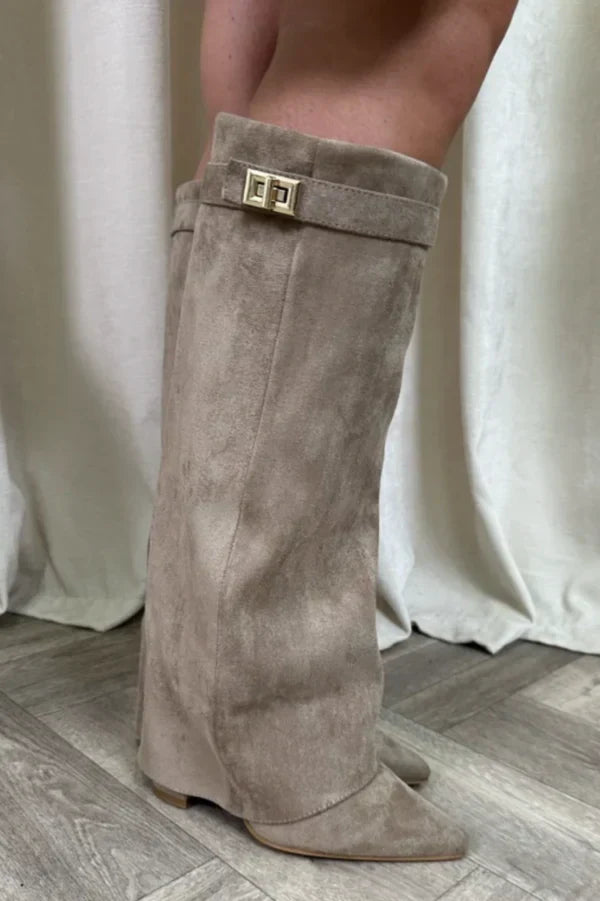 Kniehohe Damenstiefel mit stilvollem Blockabsatz und dekorativer Schnalle am Schaft, vielseitig kombinierbar.